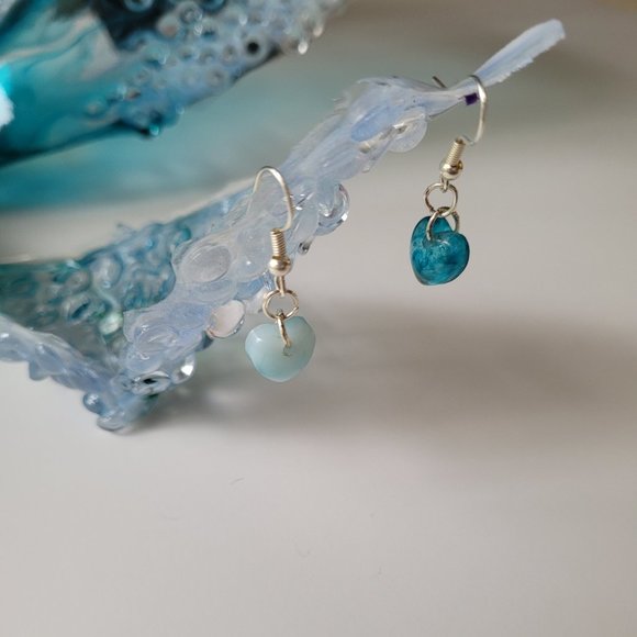 Heart shaped Earrings jewelry Handmade from resin - Picture 3 of 4